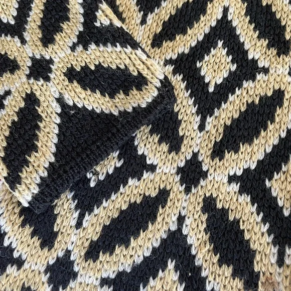 Vintage cardigan sweater. In great vintage condition. - Picture 2 of 6